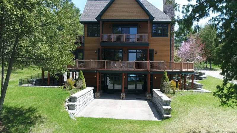 Promo Image: Amazing Northern Michigan Homes: Elk Lake Lodge